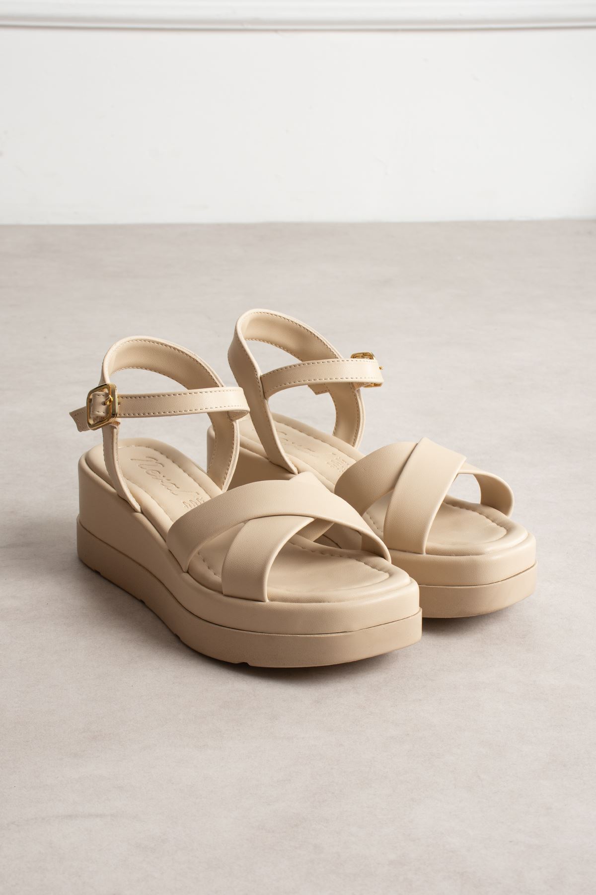 JVL ÇAPRAZ KREM SANDALET 