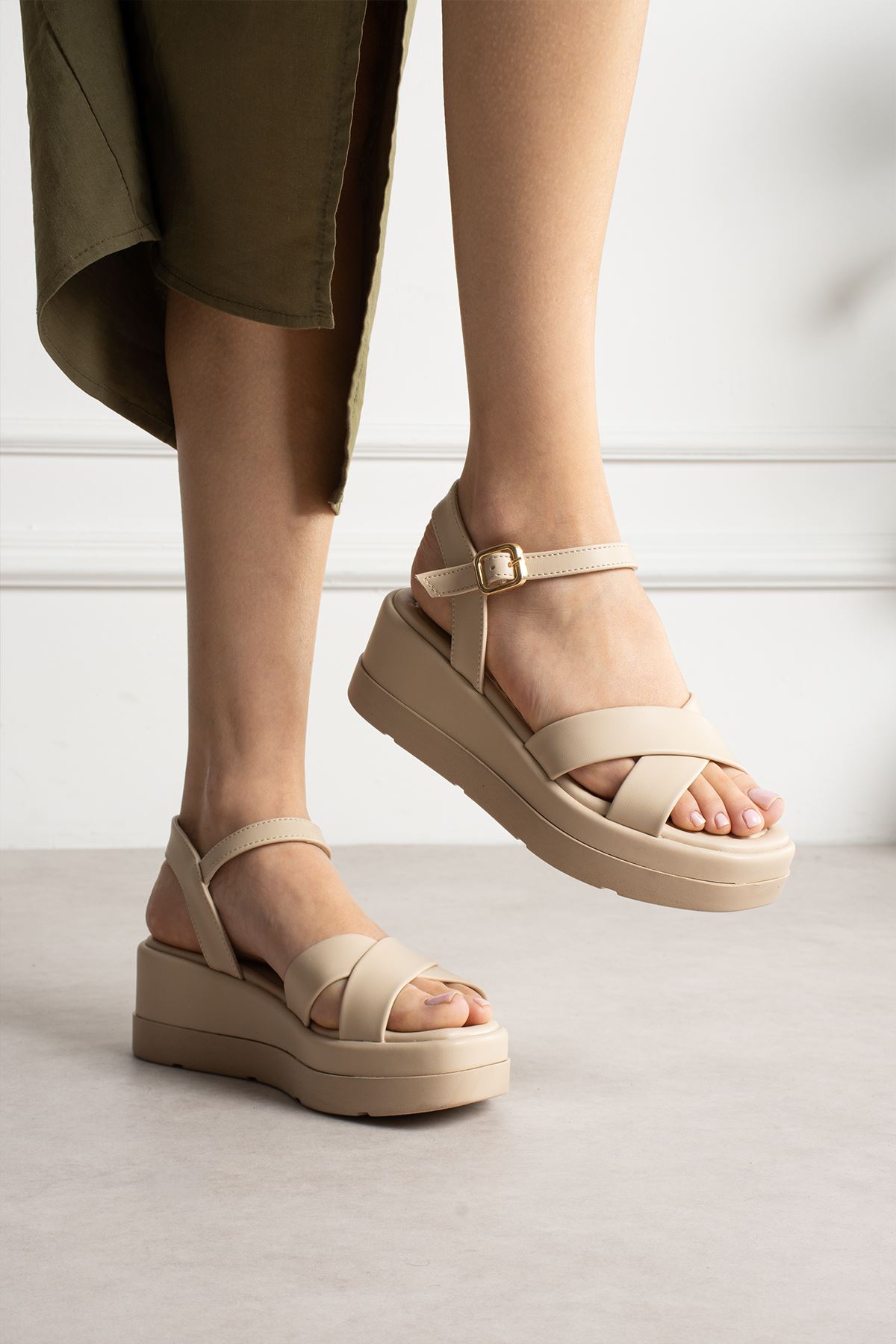 JVL ÇAPRAZ KREM SANDALET 