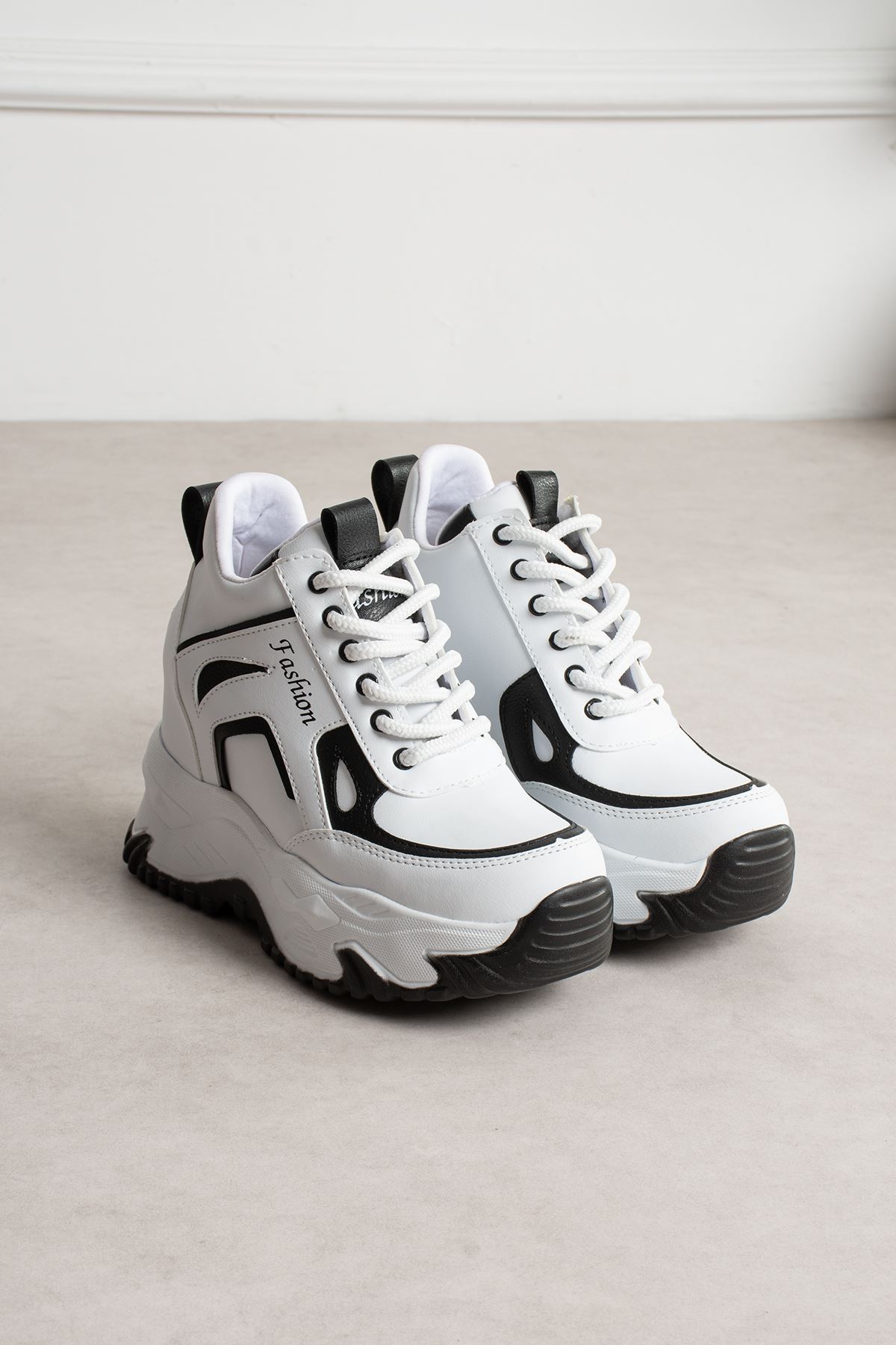ZEYNA BEYAZ SİYAH GİZLİ TOPUKLU SPOR