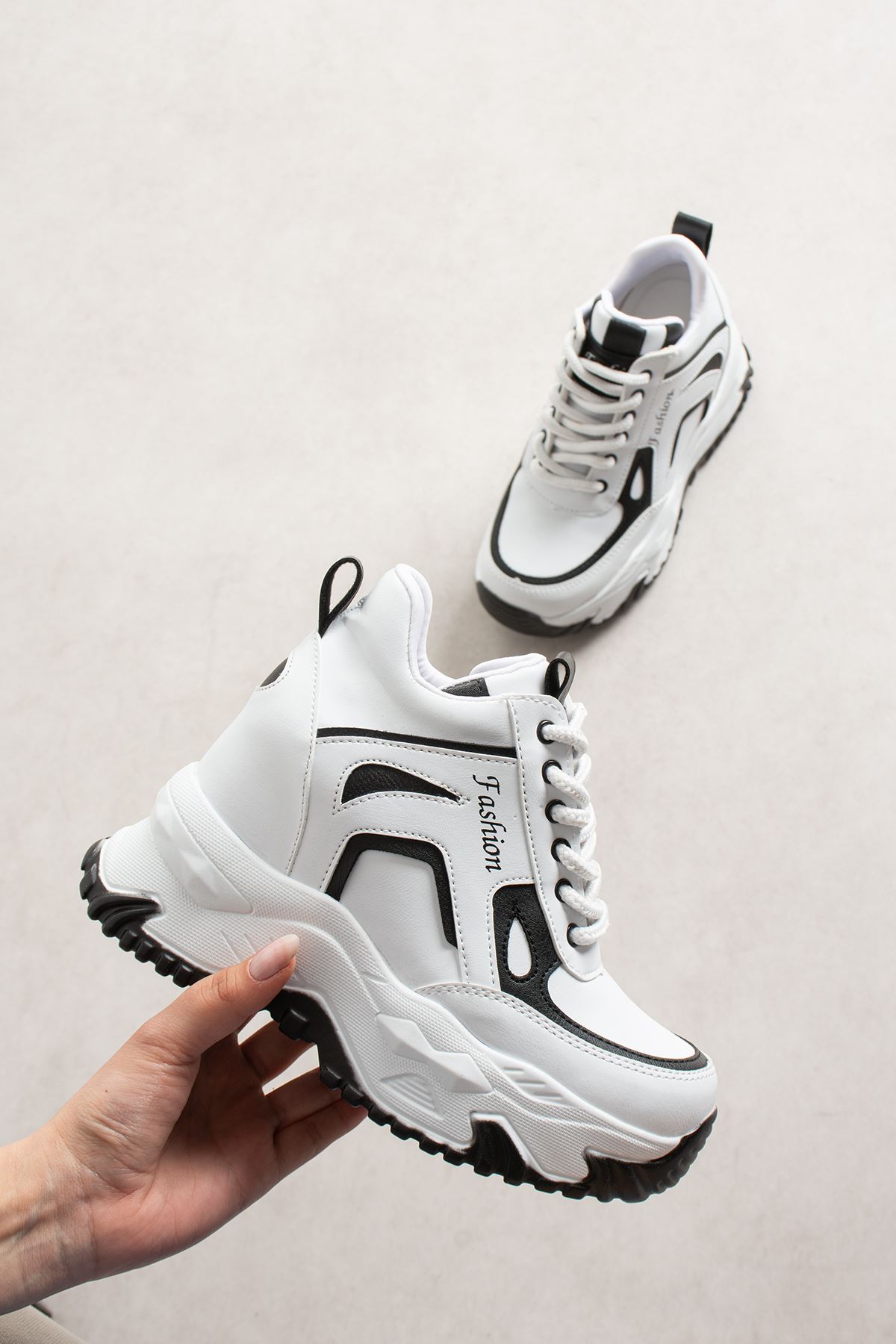 ZEYNA BEYAZ SİYAH GİZLİ TOPUKLU SPOR