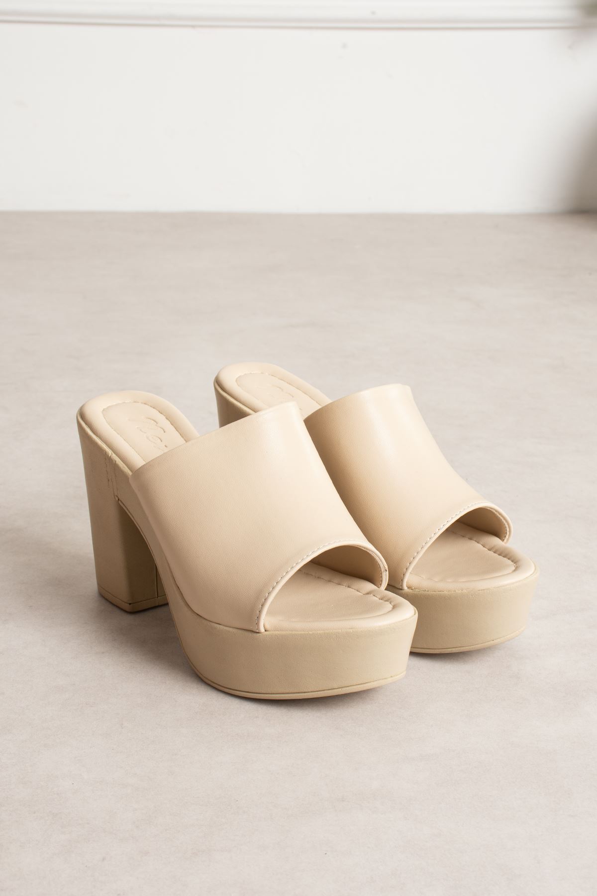 İnci Kalın Tabanlı Krem Kadın Terlik