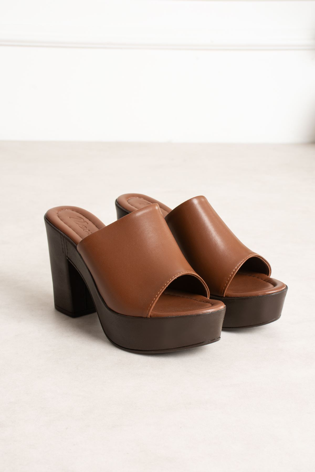 İnci Kalın Tabanlı Kahve Kadın Terlik