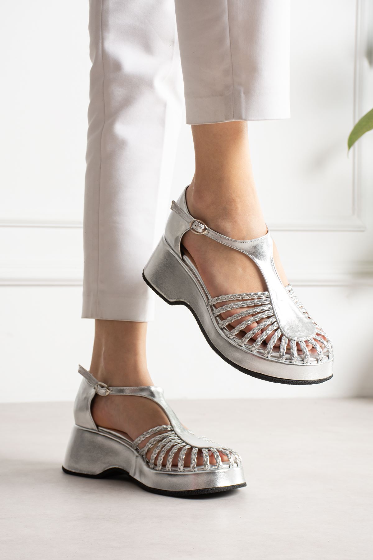 KELLY GÜMÜŞ ÖRGÜ SANDALET