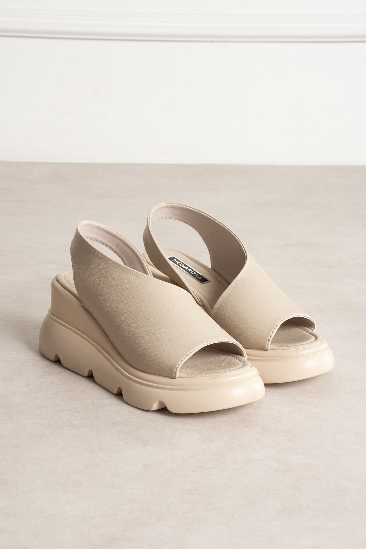 MONA YANDAN KREM SANDALET