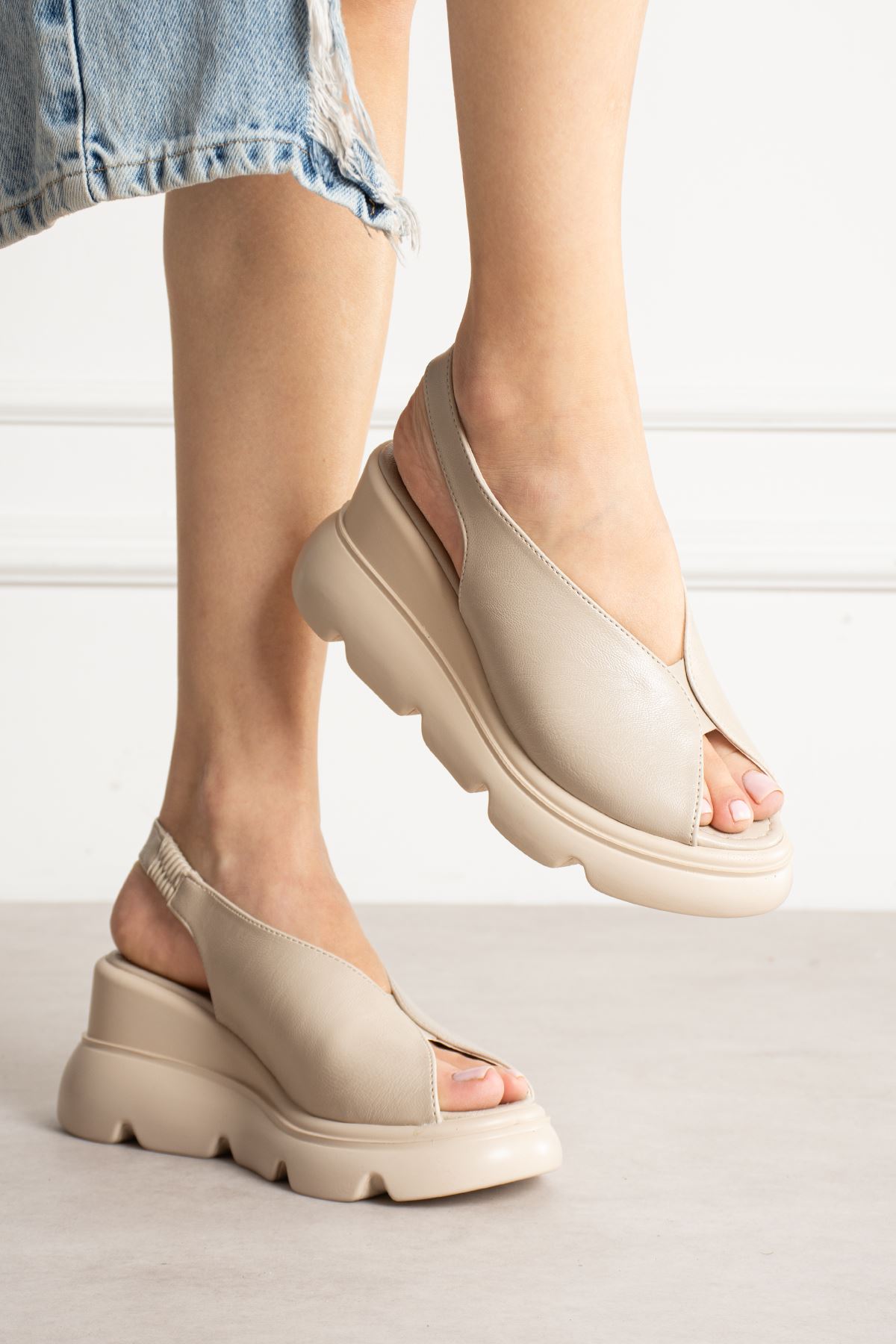 MONA ORTADAN KREM SANDALET