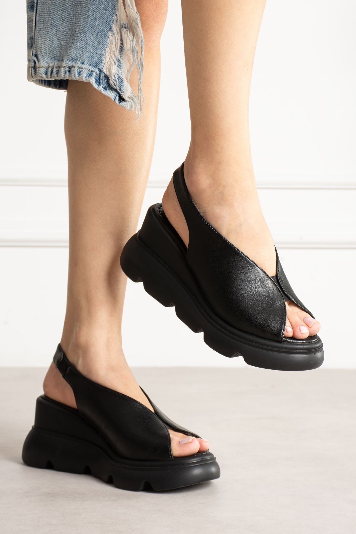 MONA ORTADAN SİYAH SANDALET