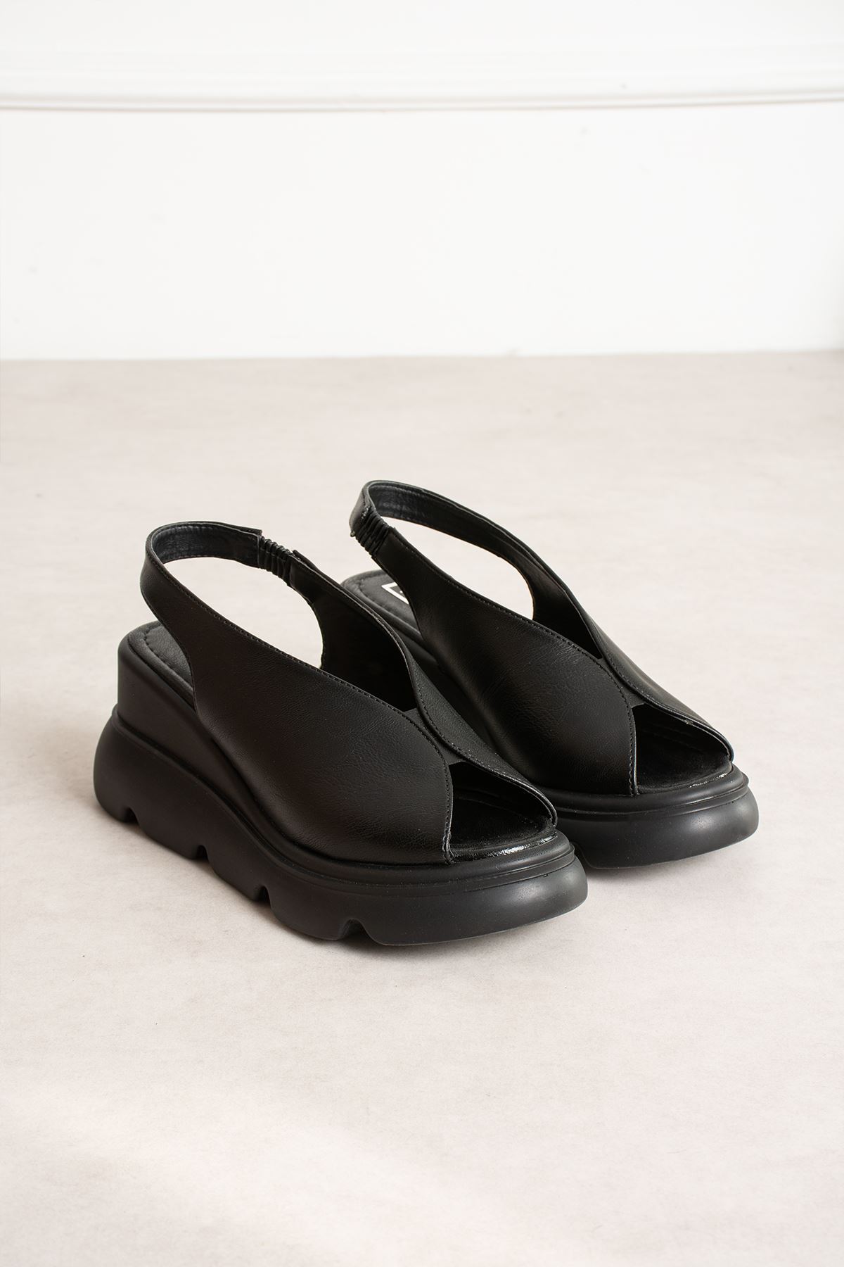 MONA ORTADAN SİYAH SANDALET