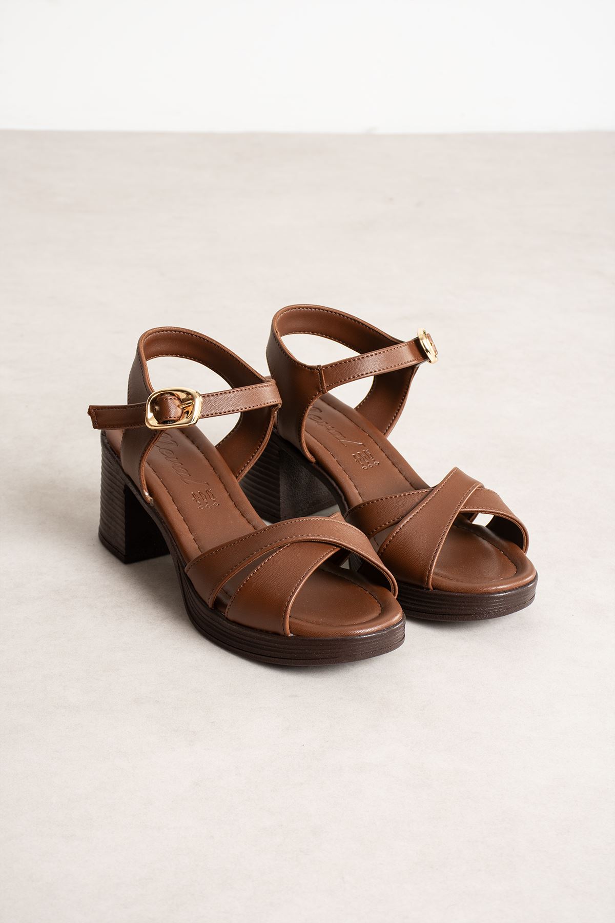 JVL KISA TOPUKLU ÇAPRAZ KAHVE SANDALET