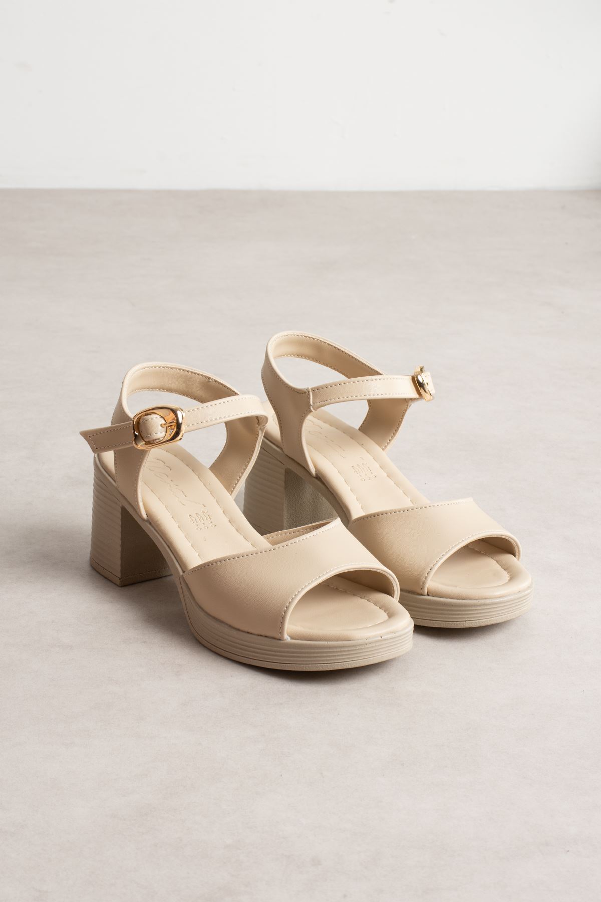 JVL KISA TOPUKLU TEK BANT KREM SANDALET
