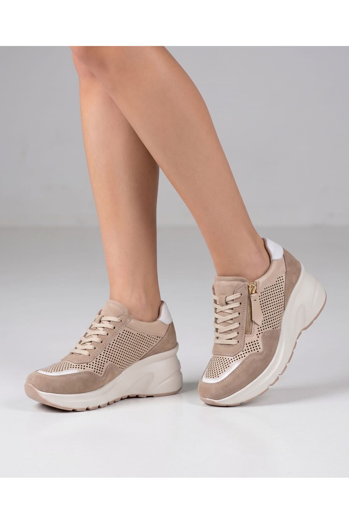 MN-07 FERMUAR DETAYLI KREM TABANLI SPOR