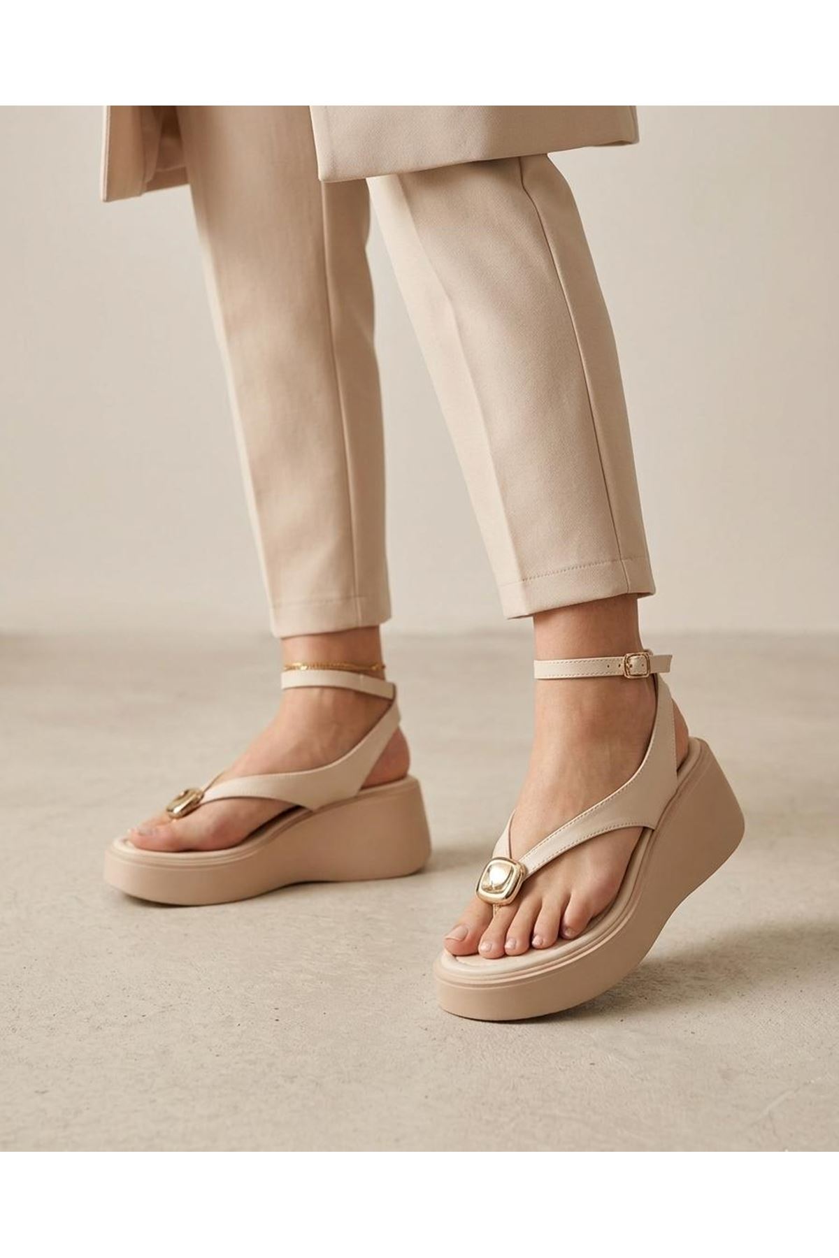 KCL-022 PARMAK ARASI KREM SANDALET