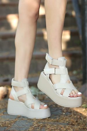 LİLİ ÇIRTLI TABANLI BEJ KADIN SANDALET