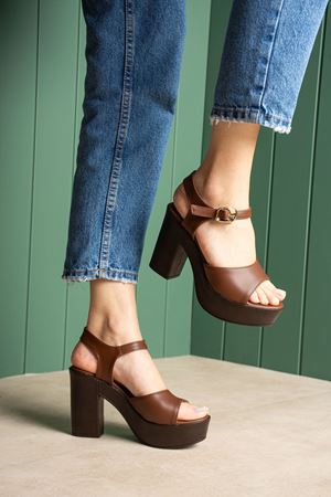 JVL KAHVERENGİ TEK BANT TOPUKLU SANDALET